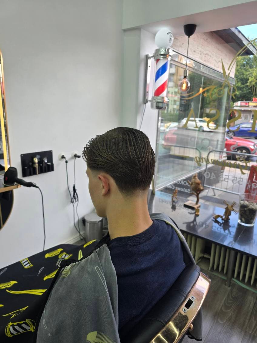 Herrklippning med fade sedd bakifrån i Salong Calissas lokal på Tessins väg