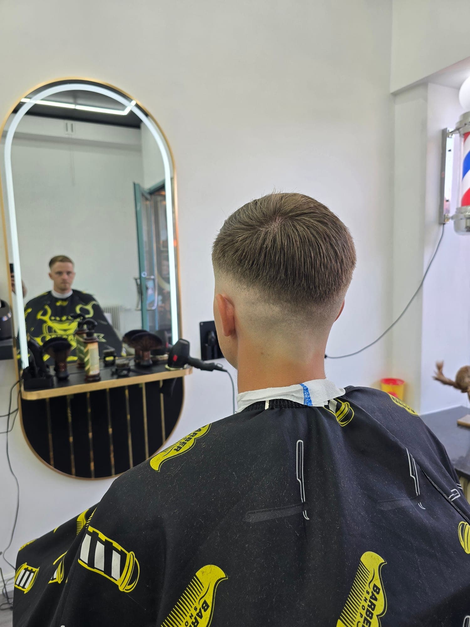 Närbild på fade och ren nacklinje hos Salong Calissa, barber i Malmö