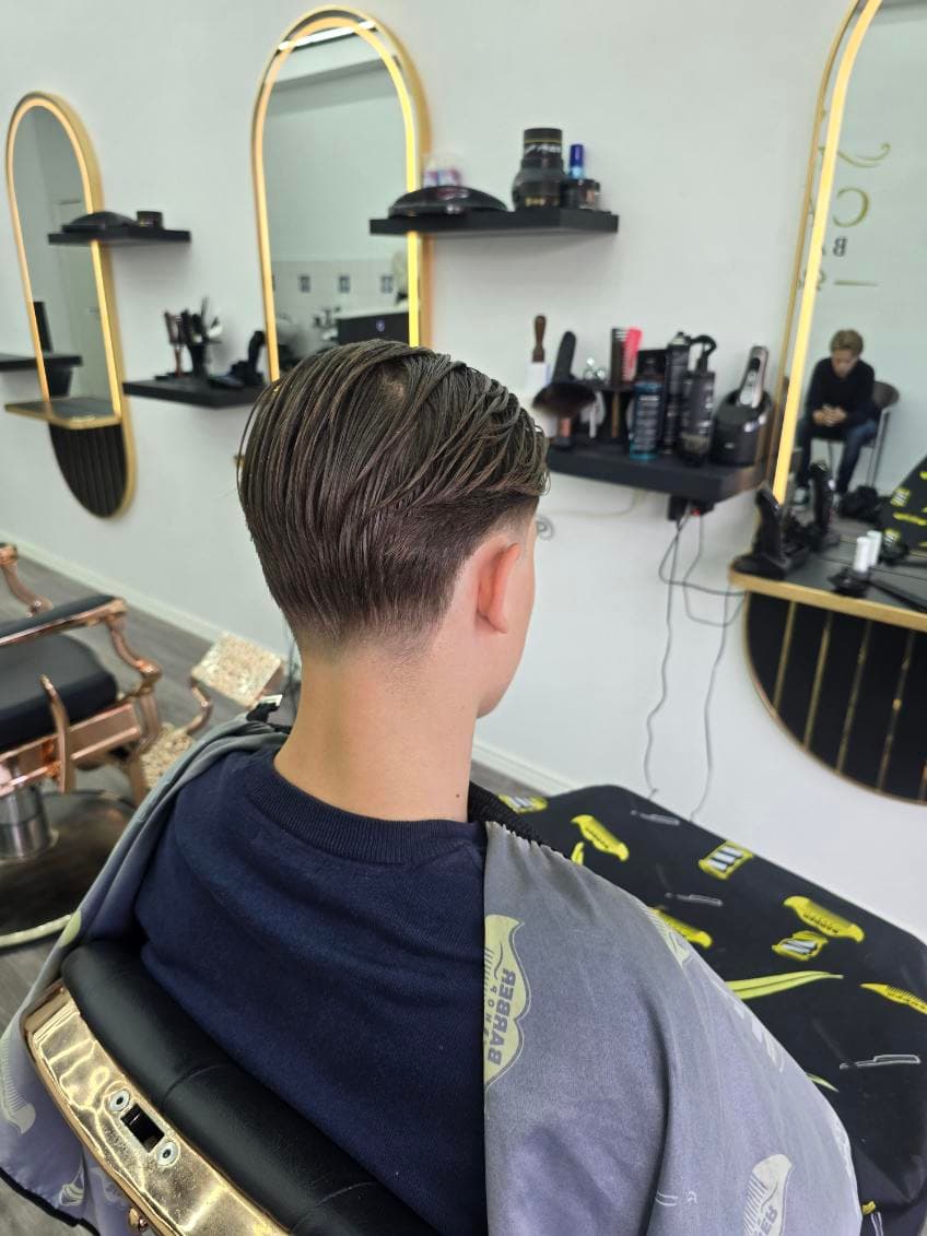 Taper fade i nacken efter herrklippning hos Salong Calissa, barber i Ribersborg, Malmö