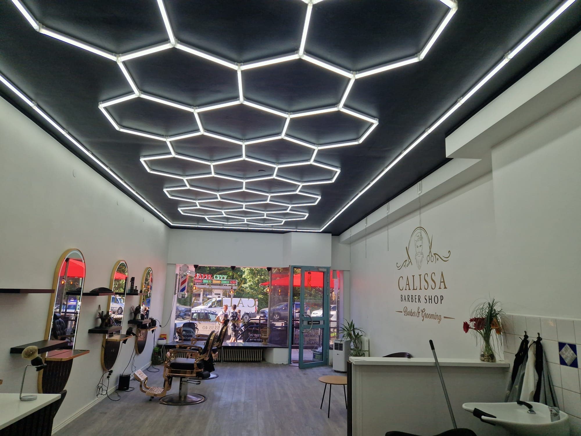 Interiör hos Salong Calissa med hexagonbelysning, frisör och barber i Ribersborg, Malmö